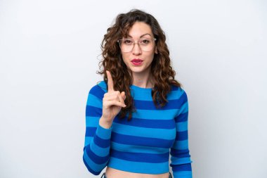 Beyaz arka planda izole edilmiş genç beyaz kadın çözümü bulmak için parmağını kaldırıyor.