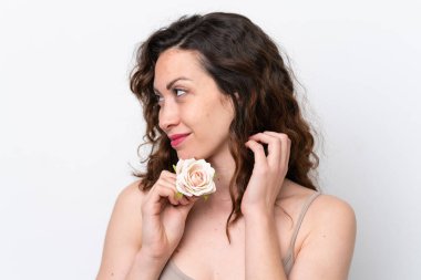 Beyaz arka planda izole edilmiş beyaz bir kadın elinde çiçeklerle. Portreyi kapat