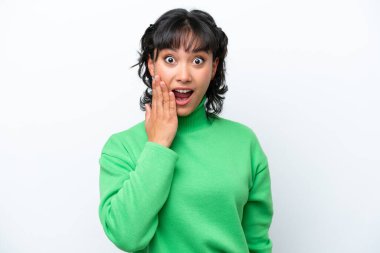 Genç Arjantinli kadın beyaz arka planda izole edilmiş, şaşırmış ve şok olmuş bir yüz ifadesi var.