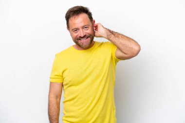 Beyaz arka planda izole edilmiş orta yaşlı beyaz adam gülüyor.