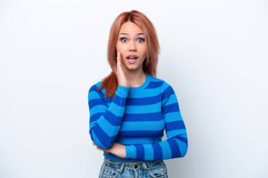 Beyaz arka planda mahsur kalmış genç bir Rus kız. Şaşırmış ve şok olmuş bir yüz ifadesi var.