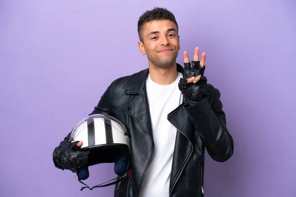 Молодой Бразилец Мотоциклетным Шлемом Фиолетовом Фоне Счастлив Считает Троих Пальцами — стоковое фото