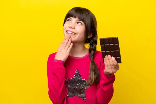 Malá Kavkazská Dívka Čokoládou Izolované Žlutém Pozadí Vzhlíží Usmívá — Stock fotografie
