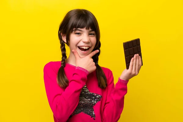 Malá Kavkazská Dívka Čokoládou Izolované Žlutém Pozadí Šťastný Usmívající — Stock fotografie