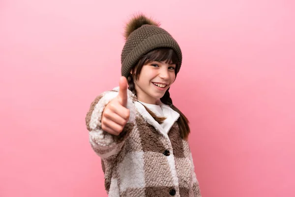 Kleines Kaukasisches Mädchen Mit Winterjacke Auf Rosa Hintergrund Mit Erhobenem — Stockfoto