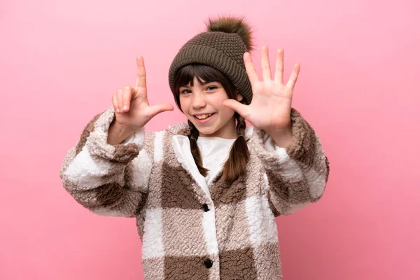 Liten Kaukasiska Flicka Med Vinter Jacka Isolerad Rosa Bakgrund Räkna — Stockfoto