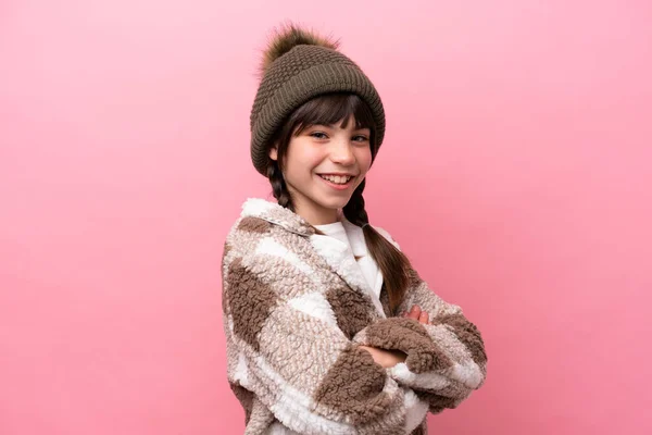 Kleines Kaukasisches Mädchen Mit Winterjacke Auf Rosa Hintergrund Mit Verschränkten — Stockfoto