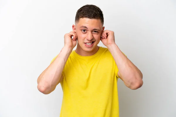 若いブラジル人男性は 白の背景に不満とカバー耳に隔離 — ストック写真