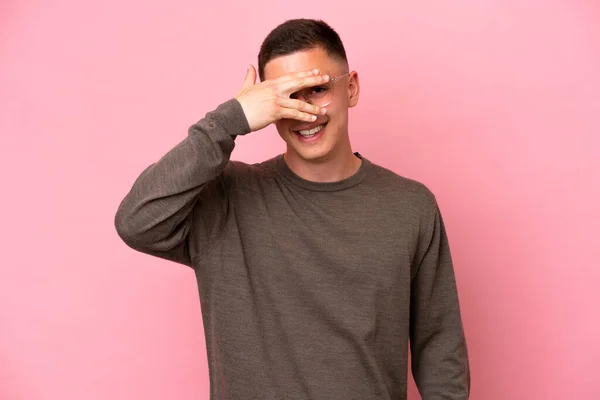 Mladý Brazilský Muž Izolovaný Růžovém Pozadí Zakrývající Oči Rukama Usmívající — Stock fotografie