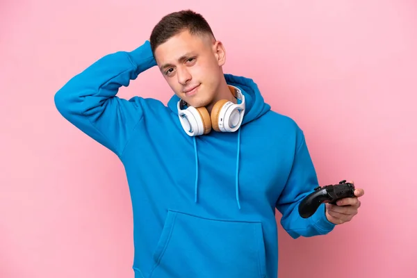 Young Brazilian Man Playing Video Game Controller Isolated Pink Background — Φωτογραφία Αρχείου