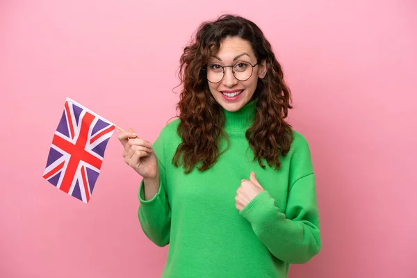 Mladá Běloška Žena Drží Anglickou Vlajku Izolované Růžovém Pozadí Překvapivým — Stock fotografie