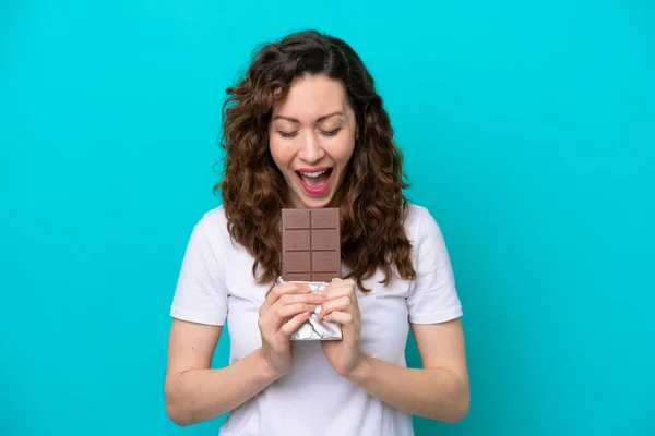 Mladá Běloška Žena Izolované Modrém Pozadí Jíst Čokoládové Tablety — Stock fotografie