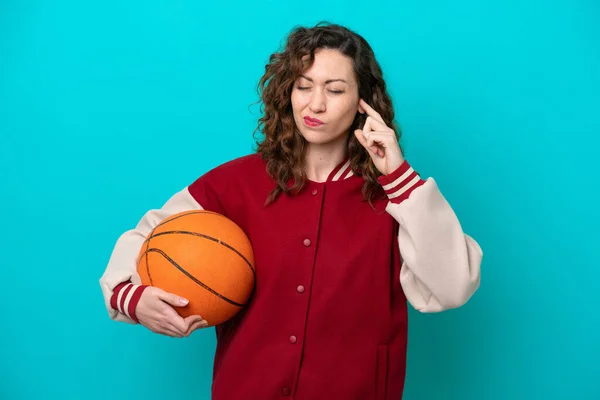 Mladý Kavkazský Basketbalista Žena Izolované Modrém Pozadí Frustrovaný Zakrývající Uši — Stock fotografie