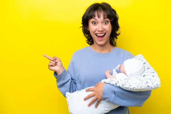 Jovem Argentina Com Seu Bebê Bonito Surpreso Apontando Dedo Para — Fotografia de Stock