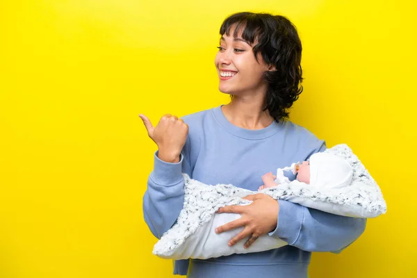 Jovem Argentina Com Seu Bebê Bonito Apontando Para Lado Para — Fotografia de Stock