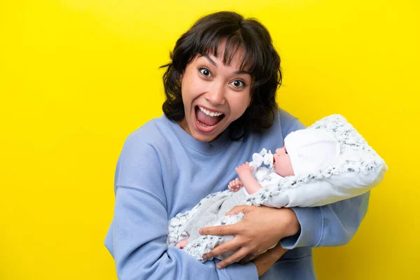 Jovem Mulher Argentina Com Seu Bebê Bonito Isolado Fundo Amarelo — Fotografia de Stock