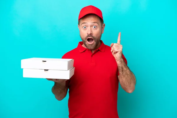 Πίτσα Delivery Man Στολή Εργασίας Μαζεύοντας Κουτιά Πίτσα Απομονωμένα Μπλε — Φωτογραφία Αρχείου