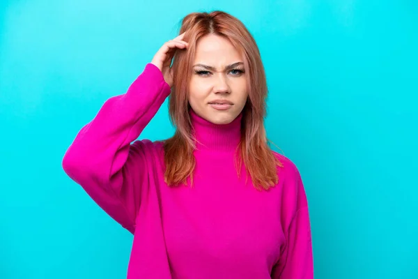 Young Russian Woman Isolated Blue Background Having Doubts — Stock Photo, Image