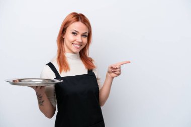 Tepsisi beyaz arka planda izole edilmiş genç bir Rus garson.