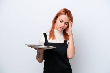 Tepsisi beyaz arka planda, baş ağrısı olan genç bir Rus garson.