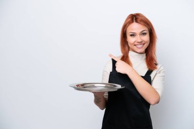 Tepsisi beyaz arka planda olan genç Rus garson...