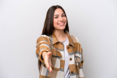 Beyaz arka planda izole edilmiş genç bir kız iyi bir anlaşma için el sıkışıyor.