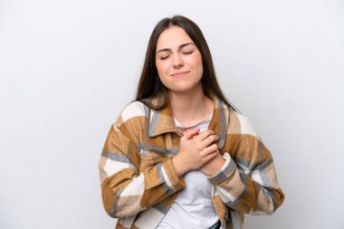 Beyaz arka planda izole edilmiş, kalbinde ağrı olan genç bir kız.