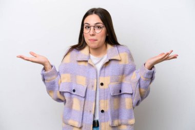 Beyaz arka planda izole edilmiş genç bir kız şüpheli hareketler yapıyor.