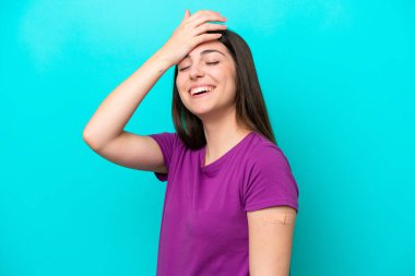 Mavi arka planda yara bandı olan genç bir kız bir şey fark etti ve çözüme niyetlendi.