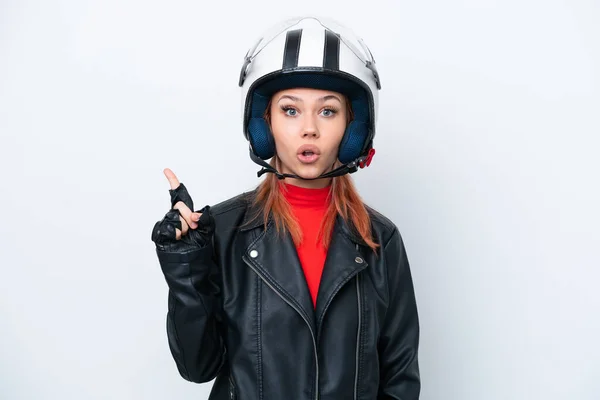 若いですロシアの女の子とともにオートバイのヘルメットは 指を持ち上げながら解決策を実現しようとして白い背景に隔離されました — ストック写真