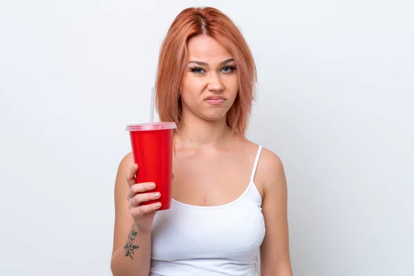 年轻的俄罗斯女人 带着忧郁的表情 与白色背景隔离开来 手里拿着软饮料 — 图库照片
