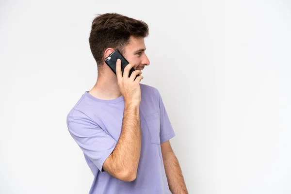 Молодий Білий Чоловік Ізольований Білому Тлі Веде Розмову Мобільним Телефоном — стокове фото