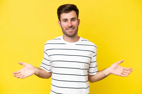 Νεαρός Καυκάσιος Άνδρας Απομονωμένος Κίτρινο Φόντο Χαρούμενος Και Χαμογελαστός — Φωτογραφία Αρχείου