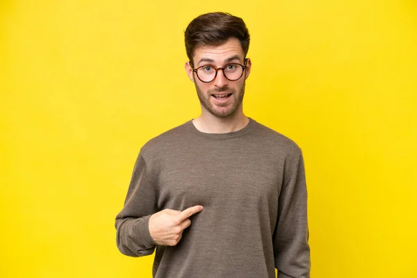 Νεαρός Καυκάσιος Άνδρας Απομονωμένος Κίτρινο Φόντο Έκφραση Έκπληξη Στο Πρόσωπο — Φωτογραφία Αρχείου