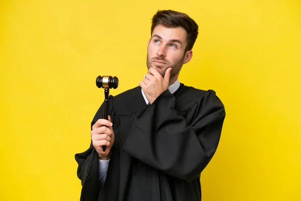 Judge Caucasian Man Isolated Yellow Background Having Doubts — 스톡 사진