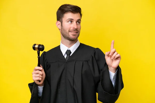 Judge Caucasian Man Isolated Yellow Background Pointing Great Idea — Stock Photo, Image