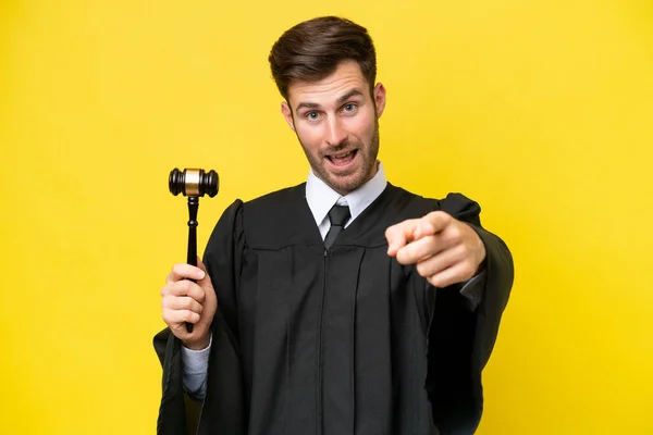 Judge Caucasian Man Isolated Yellow Background Surprised Pointing Front — Stock Photo, Image