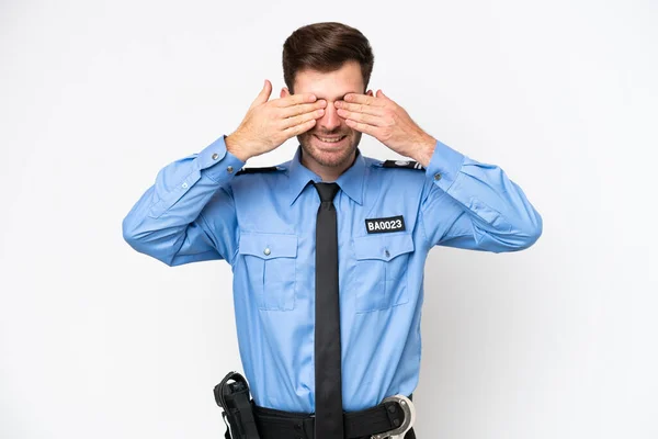 Młody Policjant Kaukaski Człowiek Odizolowany Białym Tle Przykrywając Oczy Przez — Zdjęcie stockowe