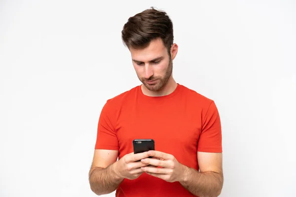 Νεαρός Καυκάσιος Άνδρας Απομονωμένος Λευκό Φόντο Χρησιμοποιώντας Κινητό Τηλέφωνο — Φωτογραφία Αρχείου