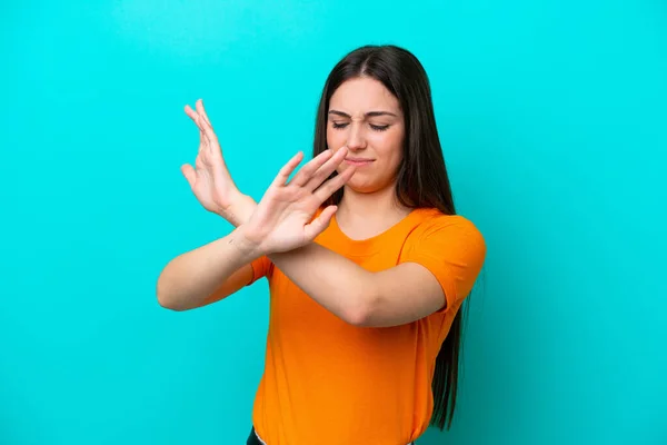 Jonge Blanke Vrouw Geïsoleerd Blauwe Achtergrond Nerveus Stretching Handen Naar — Stockfoto