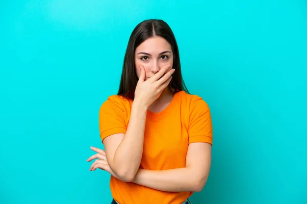 Young Caucasian Woman Isolated Blue Background Covering Mouth Hand — Stock Photo, Image