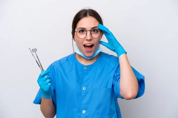 Zahnarzt Kaukasische Frau Mit Werkzeugen Isoliert Auf Weißem Hintergrund Mit — Stockfoto