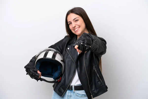 오토바이 헬멧을 소녀는 배경에 고립되어 표정으로 가리키고 — 스톡 사진