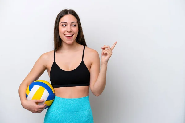 Молода Біла Жінка Грає Волейбол Ізольовано Білому Тлі Збираючись Реалізувати — стокове фото