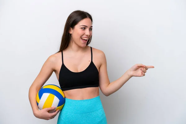 Mujer Caucásica Joven Jugando Voleibol Aislado Sobre Fondo Blanco Señalando —  Fotos de Stock