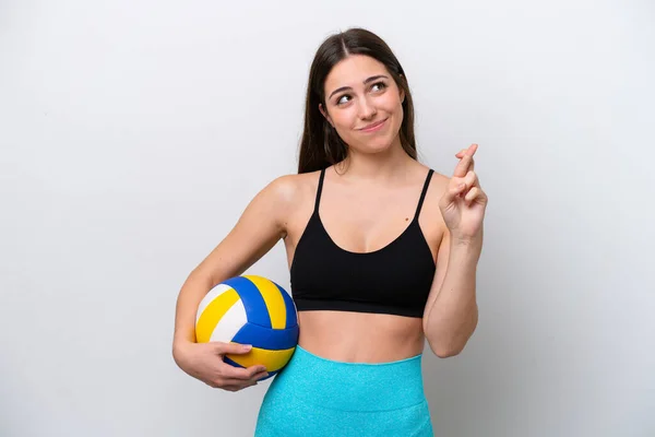 Junge Kaukasische Frau Spielt Auf Weißem Hintergrund Isoliert Volleyball Drückt — Stockfoto