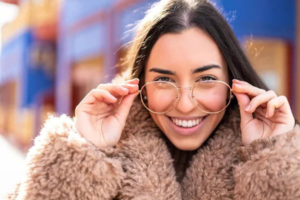 Ung Brunett Kvinna Utomhus Med Glasögon Med Glada Uttryck — Stockfoto