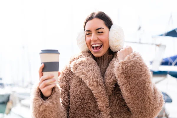 Jovem Mulher Vestindo Regalos Inverno Segurando Tirar Café Livre Celebrando — Fotografia de Stock