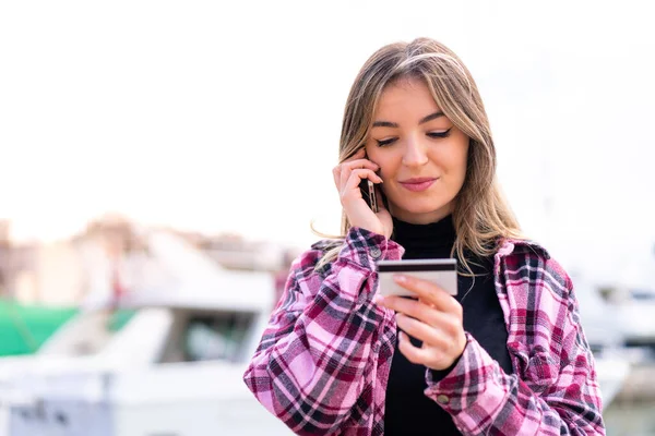 Młoda Ładna Rumuńska Kobieta Świeżym Powietrzu Prowadzi Rozmowę Telefonem Komórkowym — Zdjęcie stockowe