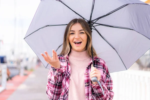 Jonge Mooie Roemeense Vrouw Houdt Een Paraplu Buiten Met Geschokte — Stockfoto